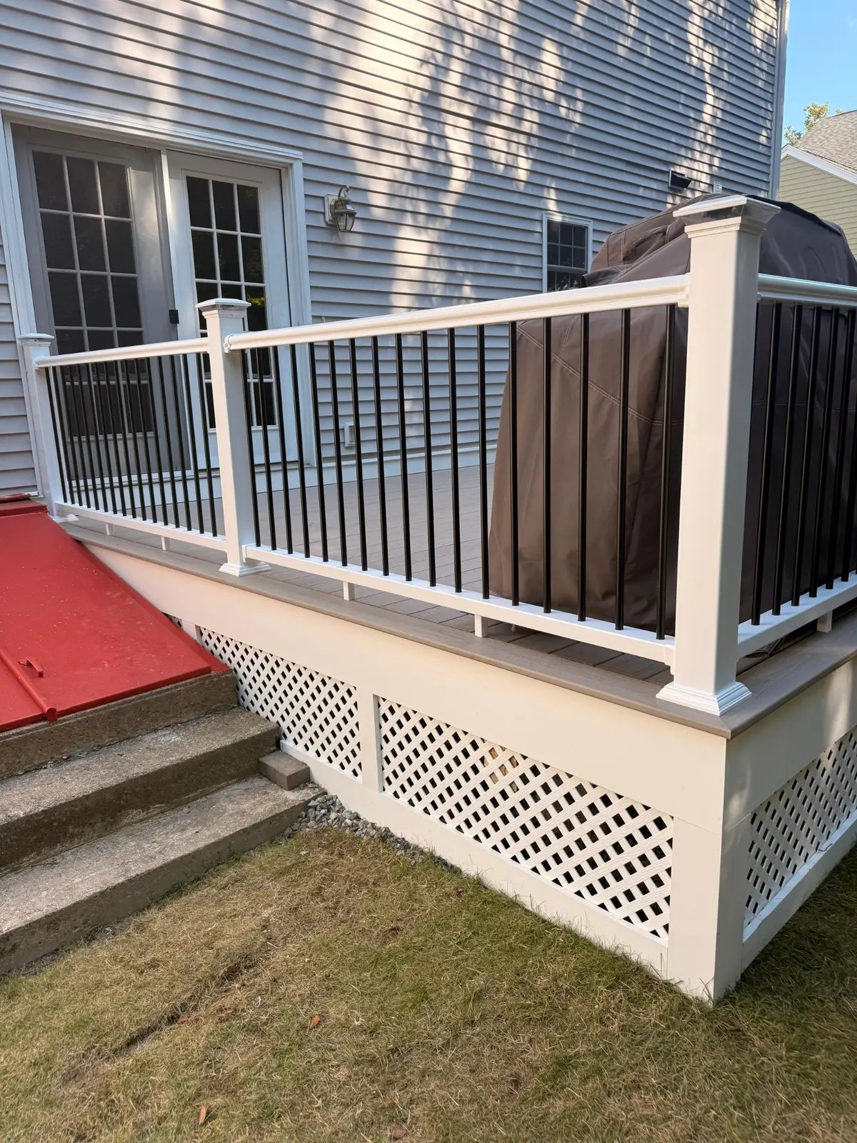 composite-deck-black-balusters-and-lattice