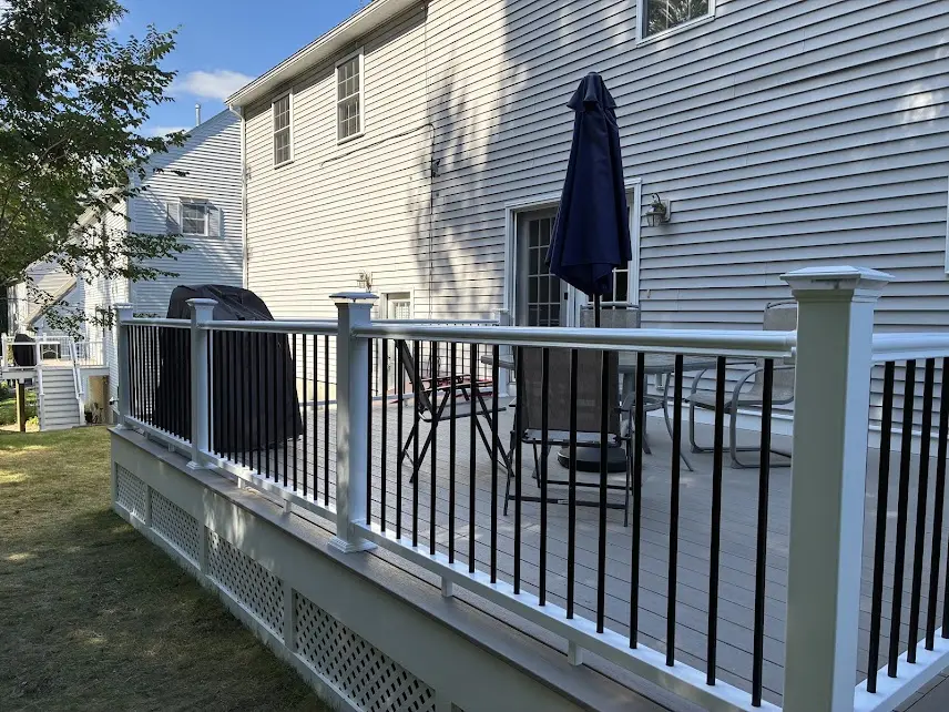 white-deck-railing-black-balusters-side-view